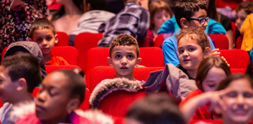 Des enfants assistent à la représentation de Casse-Noisette